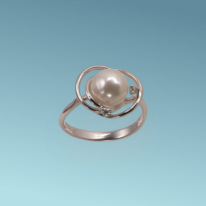 Anello in oro bianco 18kt di Meteore Gioielli con incassata al centro una perla Akoya Giapponese diametro 7-7/5 e due diamanti naturali taglio brillante ct 0.03