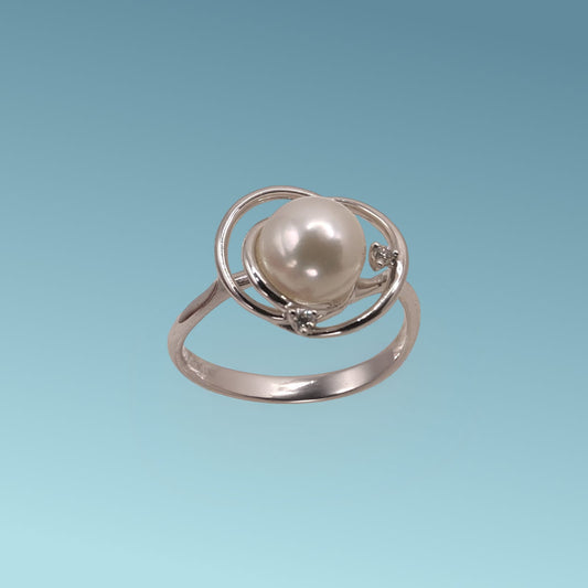 Anello in oro bianco 18kt di Meteore Gioielli con incassata al centro una perla Akoya Giapponese diametro 7-7/5 e due diamanti naturali taglio brillante ct 0.03