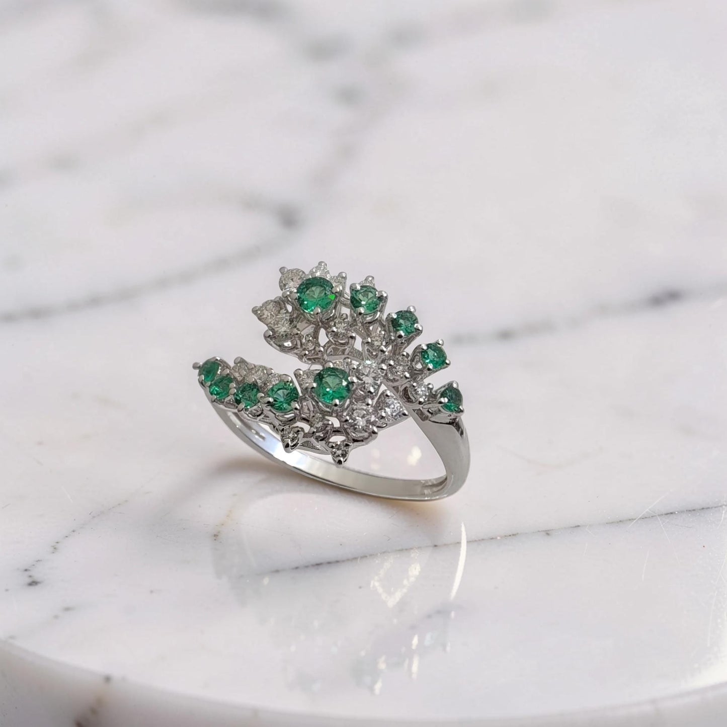dettaglio montatura anello serpente oro bianco 18kt meteore gioielli con smeraldi naturali e diamanti g vs