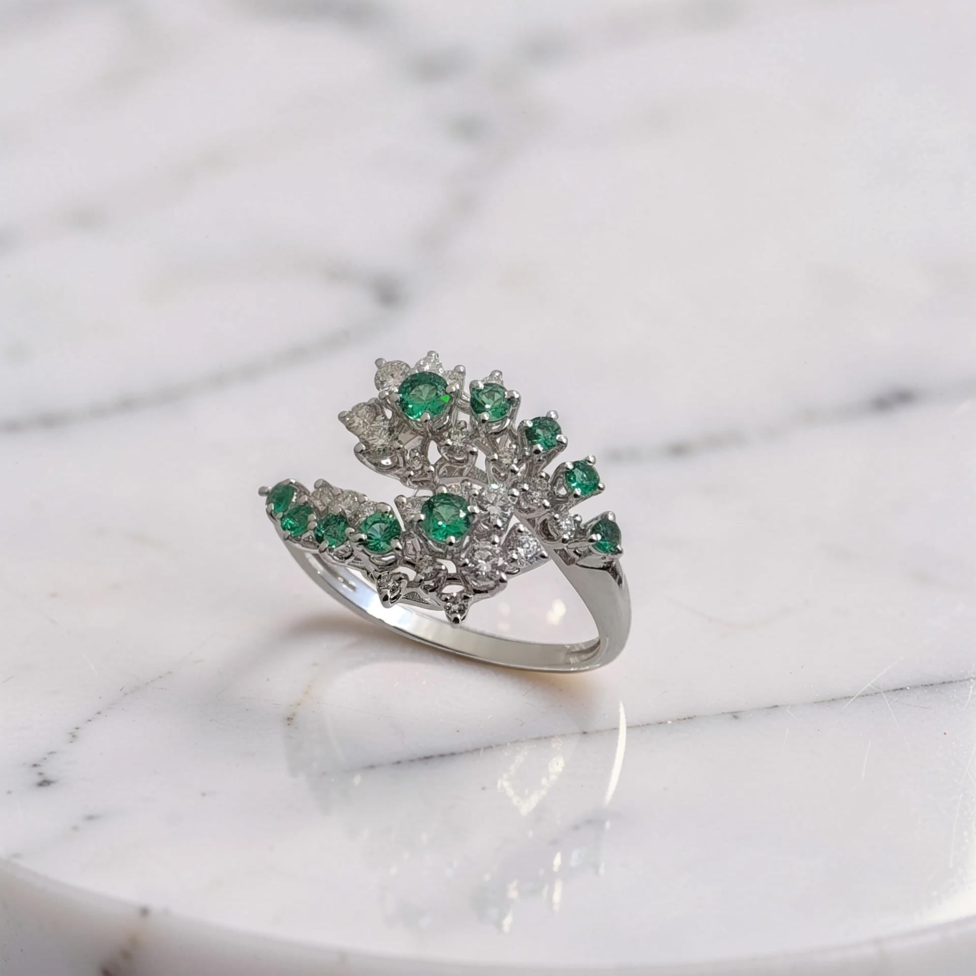 Dettaglio montatura anello serpente oro bianco 18kt Meteore Gioielli con smeraldi naturali e diamanti G VS