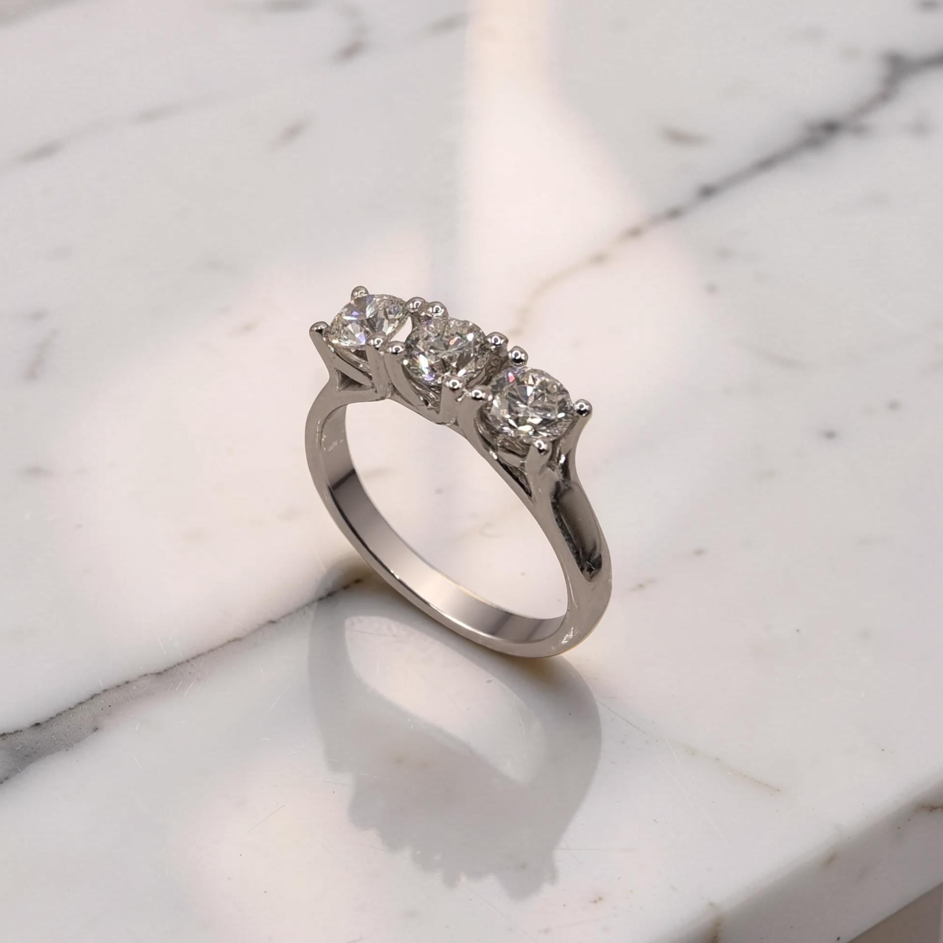 Meraviglioso anello trilogy con diamanti dal colore eccezionale certificati da IGI