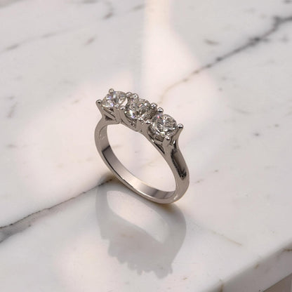 Meraviglioso anello trilogy con diamanti dal colore eccezionale certificati da IGI