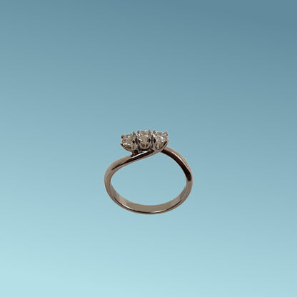 Anello Trilogy in oro bianco 18kt di Mirco Visconti con Diamanti naturali taglio brillante 0.43 F color VS. Il gambo sfalsato abbraccia i castoni  in un design davvero elegante