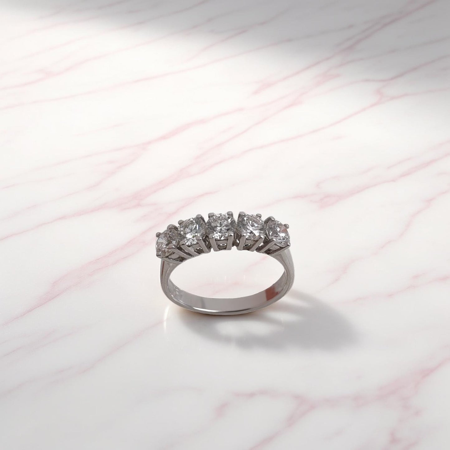 anello veretta in oro bianco 18kt di meteore gioielli con 5 diamanti naturali taglio brillante per un totale di 1.53ct. 