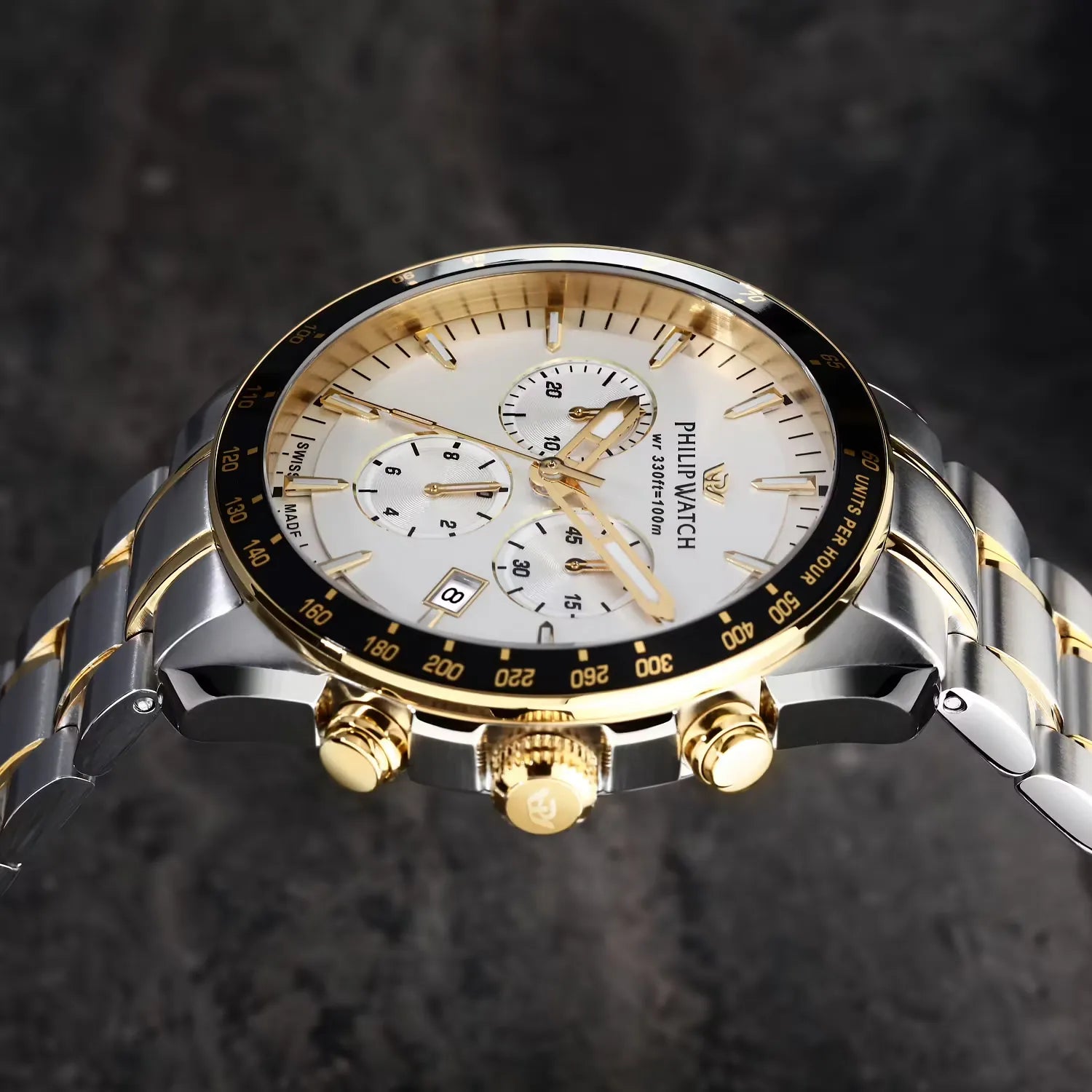 Orologio da uomo con movimento al quarzo RONDA 5040D e funzioni di cronografo con data.
Cassa in acciaio inox dal diametro di 42 mm. Lunetta dorata.