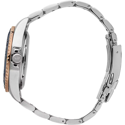 Orologio da uomo con movimento automatico Sellita SW220 e funzione di solo tempo con data.
Cassa in acciaio inox dal diametro di 42 mm. Lunetta placcata oro rosa con inserto in ceramica blu. Valvola a elio per garantire maggiore impermeabilità