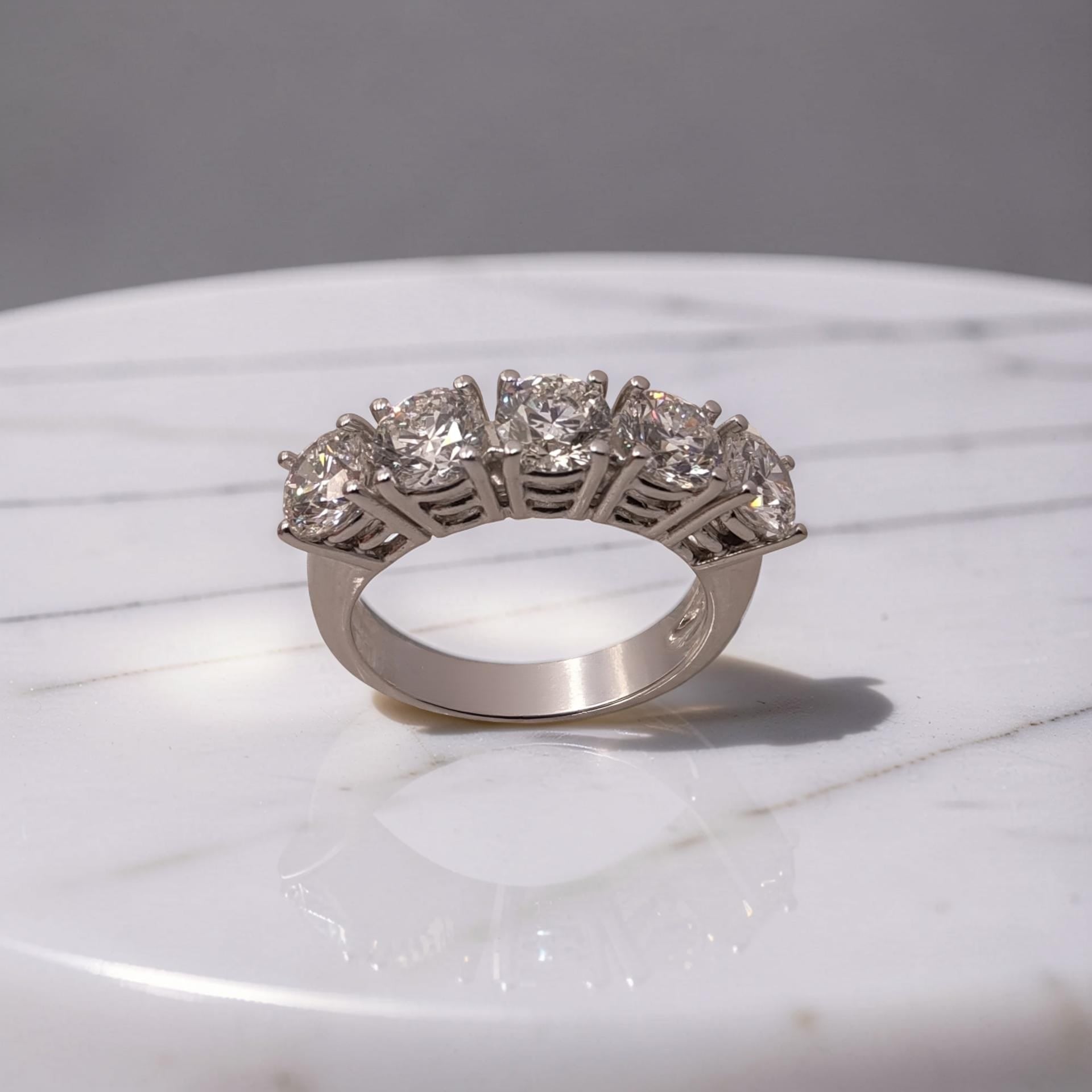 Dettaglio diamanti naturali taglio brillante veretta oro bianco 18kt 2,50 ct D VS1 certificati IGI Meteore Gioielli