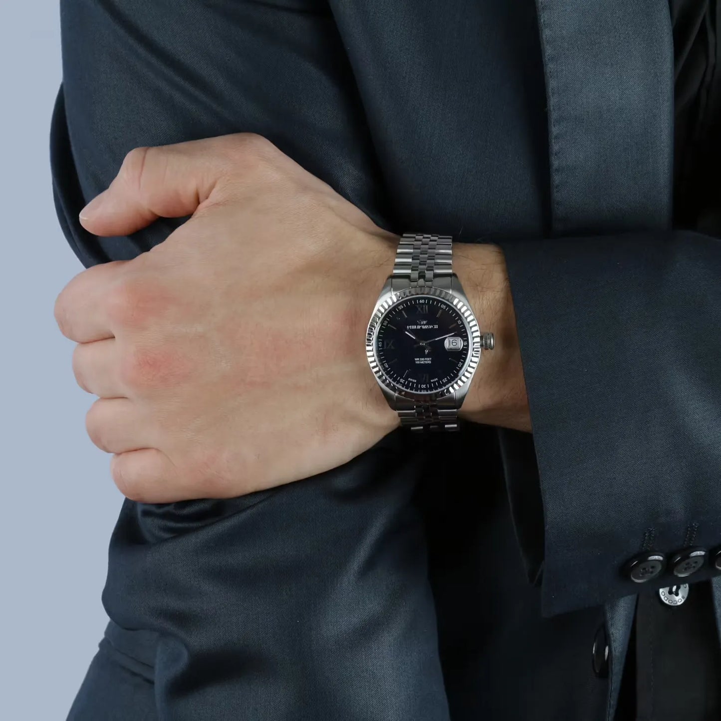 orologio philip watch da uomo con movimento al quarzo eta f06.115 e funzioni di solo tempo con data.
cassa in acciaio inox dal diametro di 39 mm e spessore 9,15 mm. ghiera zigrinata in acciaio. quadrante blu