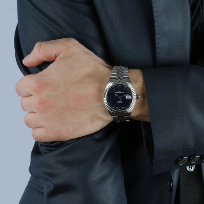 Orologio philip watch da uomo con movimento al quarzo ETA F06.115 e funzioni di solo tempo con data.
Cassa in acciaio inox dal diametro di 39 mm e spessore 9,15 mm. Ghiera zigrinata in acciaio. Quadrante blu