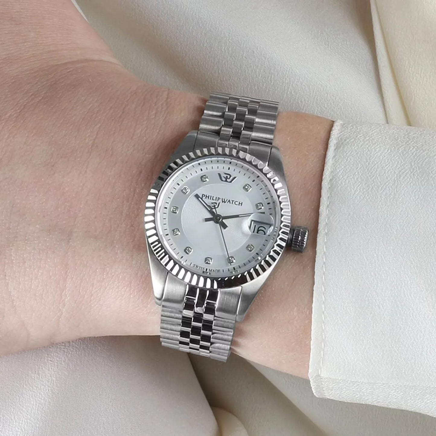 orologio donna philip watch caribe al quarzo con quadrante silver 31 mm e indici con diamanti. lunetta zigrinata. fondello e corona a vite. vetro zaffiro.