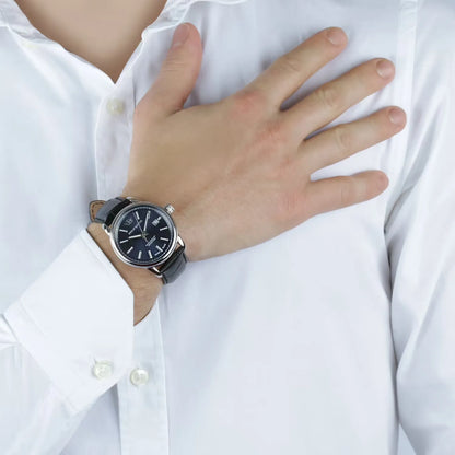 Orologio da uomo con movimento al quarzo ETA F06.115 e funzioni di solo tempo con data.
Cassa rotonda in acciaio inox dal diametro di 40 mm. Fondello a vite
