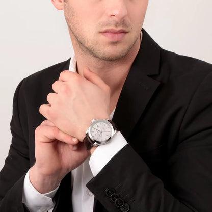 Orologio da uomo con movimento al quarzo e funzioni di solo tempo con data. Cassa in acciaio inox dal diametro di 41 mm. 