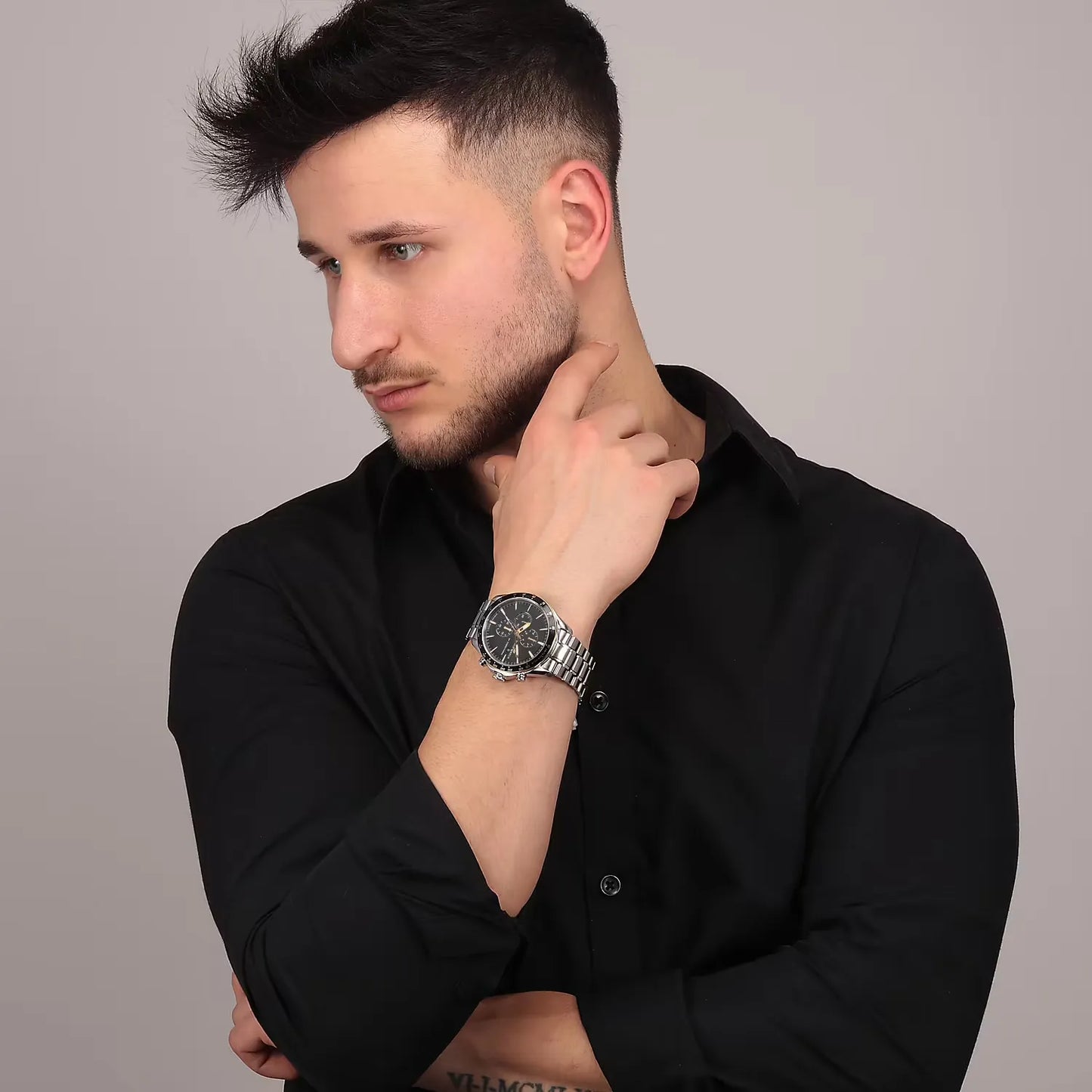orologio philip watch da uomo con movimento al quarzo ronda 3540 e funzioni di cronografo con data.
cassa in acciaio inox dal diametro di 44 mm. lunetta con finitura dorata.