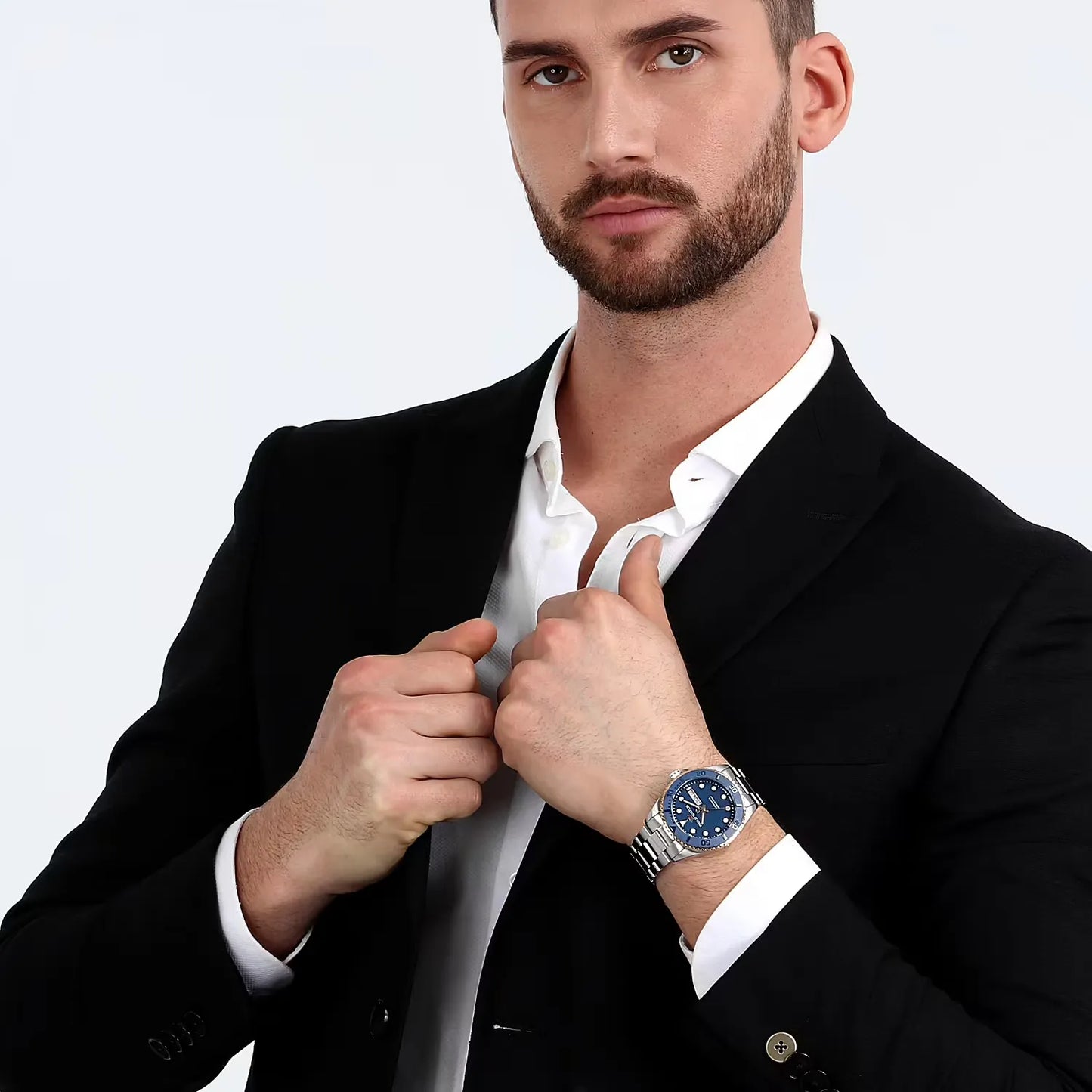orologio da uomo con movimento automatico sellita sw220 e funzione di solo tempo con data.
cassa in acciaio inox dal diametro di 42 mm. lunetta placcata oro rosa con inserto in ceramica blu. valvola a elio per garantire maggiore impermeabilità