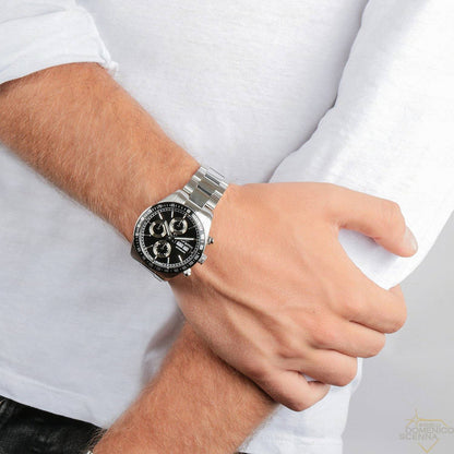 cronografo con movimento automatico, bracciale in acciaio che racchiude una cassa di 41 mm con quadrante nero. La lunetta con scala tachimetrica