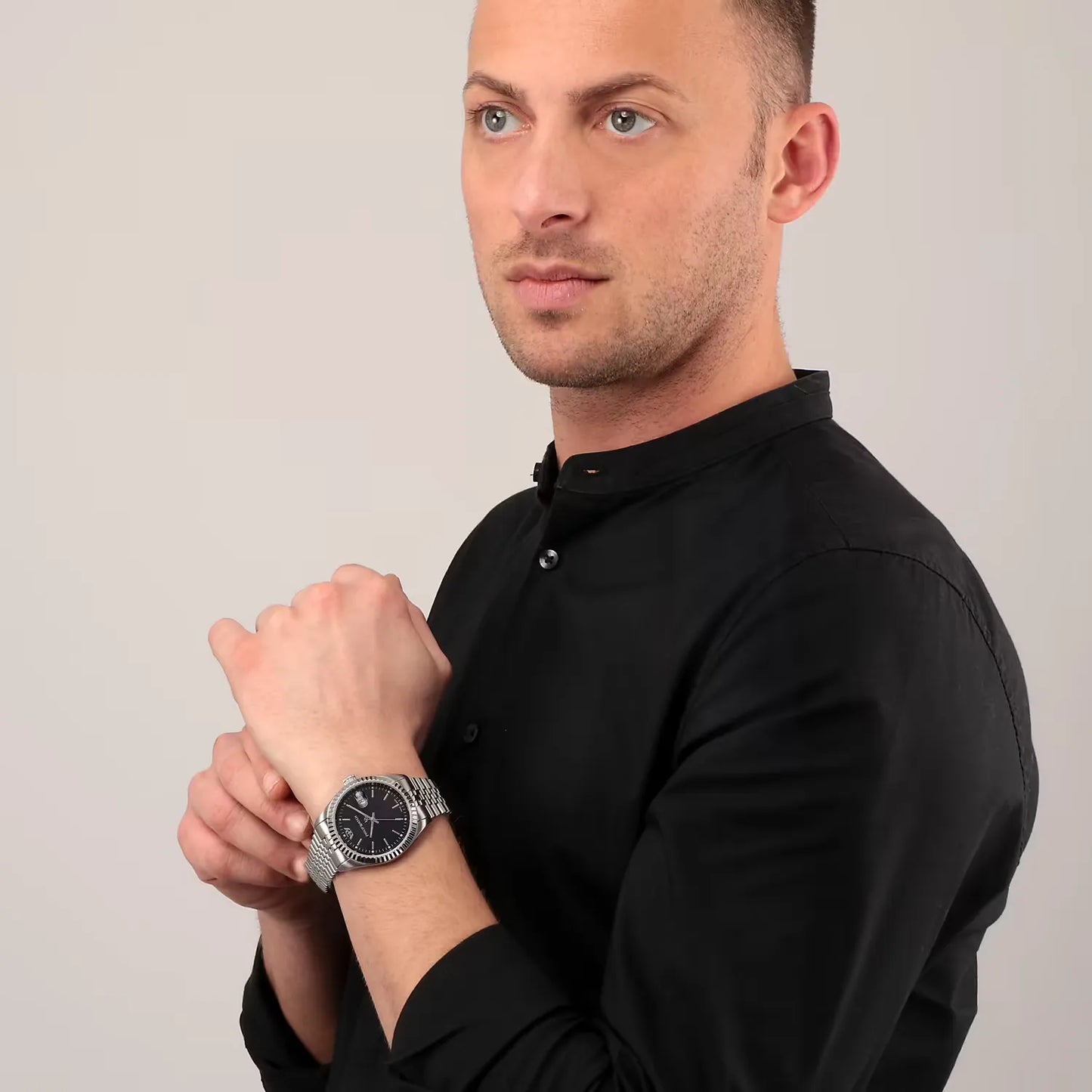 orologio da uomo philip watch con movimento al quarzo eta f06.115 e funzioni di solo tempo con data.
cassa in acciaio inox dal diametro di 39 mm. ghiera zigrinata. quadrante nero