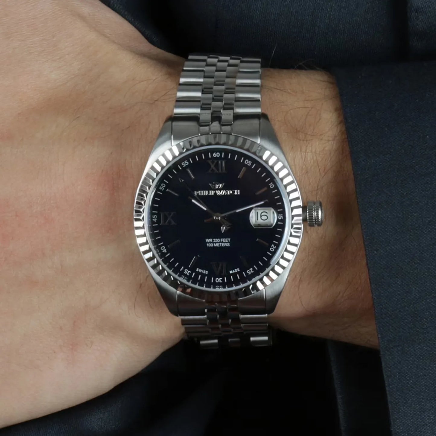 orologio philip watch da uomo con movimento al quarzo eta f06.115 e funzioni di solo tempo con data.
cassa in acciaio inox dal diametro di 39 mm e spessore 9,15 mm. ghiera zigrinata in acciaio. quadrante blu