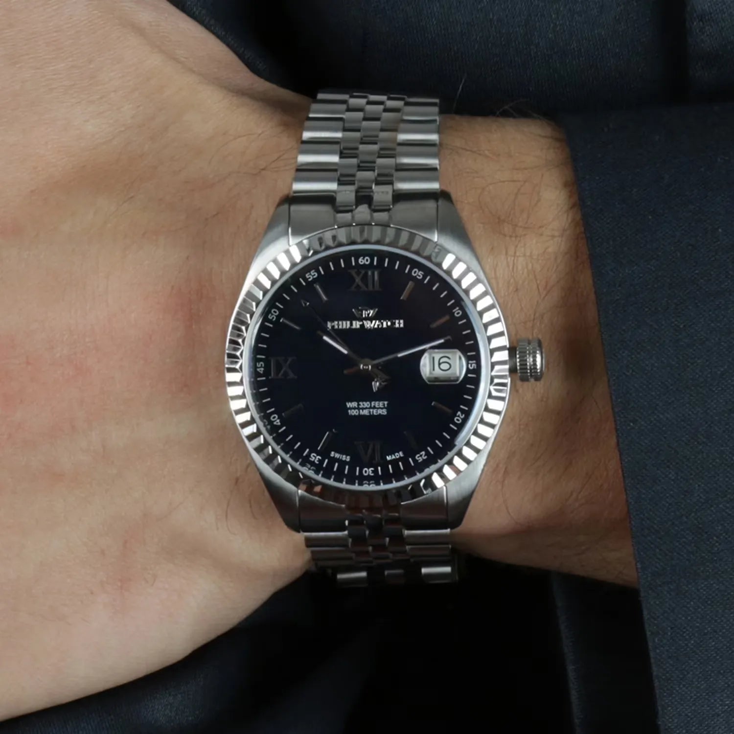 Orologio philip watch da uomo con movimento al quarzo ETA F06.115 e funzioni di solo tempo con data.
Cassa in acciaio inox dal diametro di 39 mm e spessore 9,15 mm. Ghiera zigrinata in acciaio. Quadrante blu