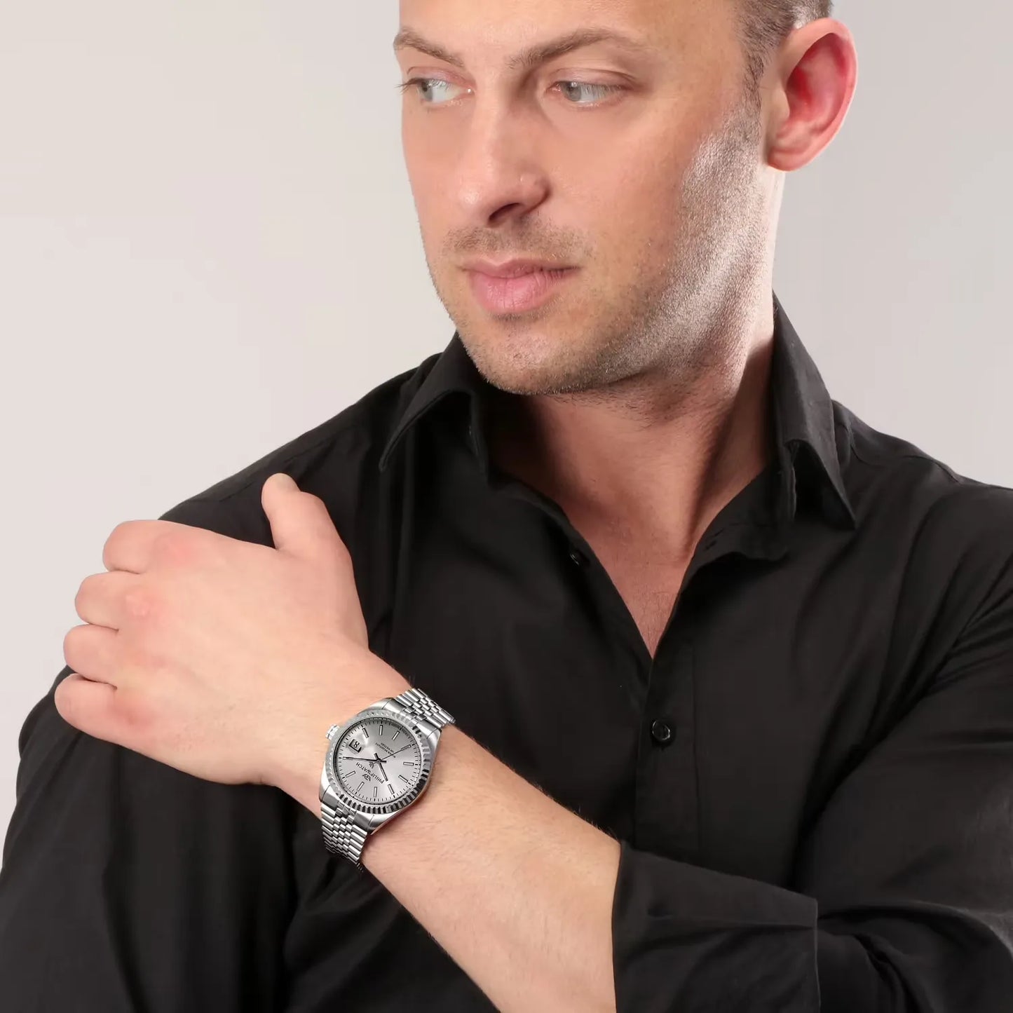 orologio da uomo philip watch con movimento al quarzo eta f06.115 e funzioni di solo tempo con data.
cassa rotonda in acciaio inox dal diametro di 39 mm. lunetta zigrinata. fondello e corona a vite. 