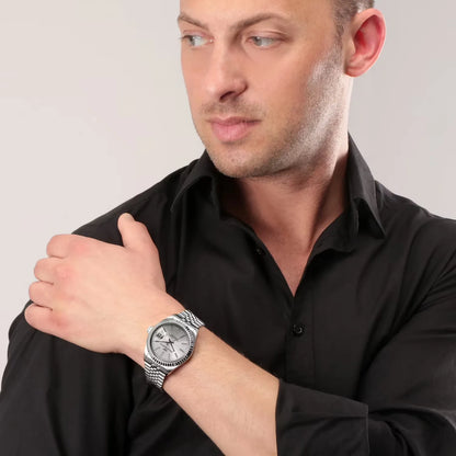 Orologio da uomo Philip Watch con movimento al quarzo ETA F06.115 e funzioni di solo tempo con data.
Cassa rotonda in acciaio inox dal diametro di 39 mm. Lunetta zigrinata. Fondello e corona a vite. 