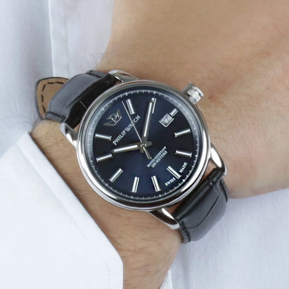 Orologio da uomo con movimento al quarzo ETA F06.115 e funzioni di solo tempo con data.
Cassa rotonda in acciaio inox dal diametro di 40 mm. Fondello a vite
