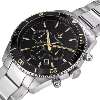 Orologio Lucien Rochat Uomo Collezione Léman, movimento al quarzo con funzione di cronografo con data. La cassa è in acciaio inox da 43mm, fondello e corona a vite e vetro zaffiro con lente sul datario a ore 4 lunetta con dettagli oro giallo