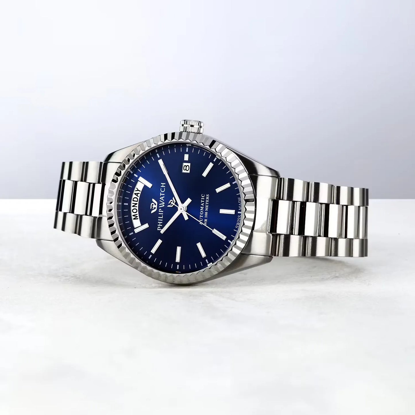orologio da uomo philip watch con movimento automatico sellita sw240-1 e funzioni di solo tempo con data. cassa in acciaio inox dal diametro di 39 mm.  quadrante blu, lunetta zigrinata.