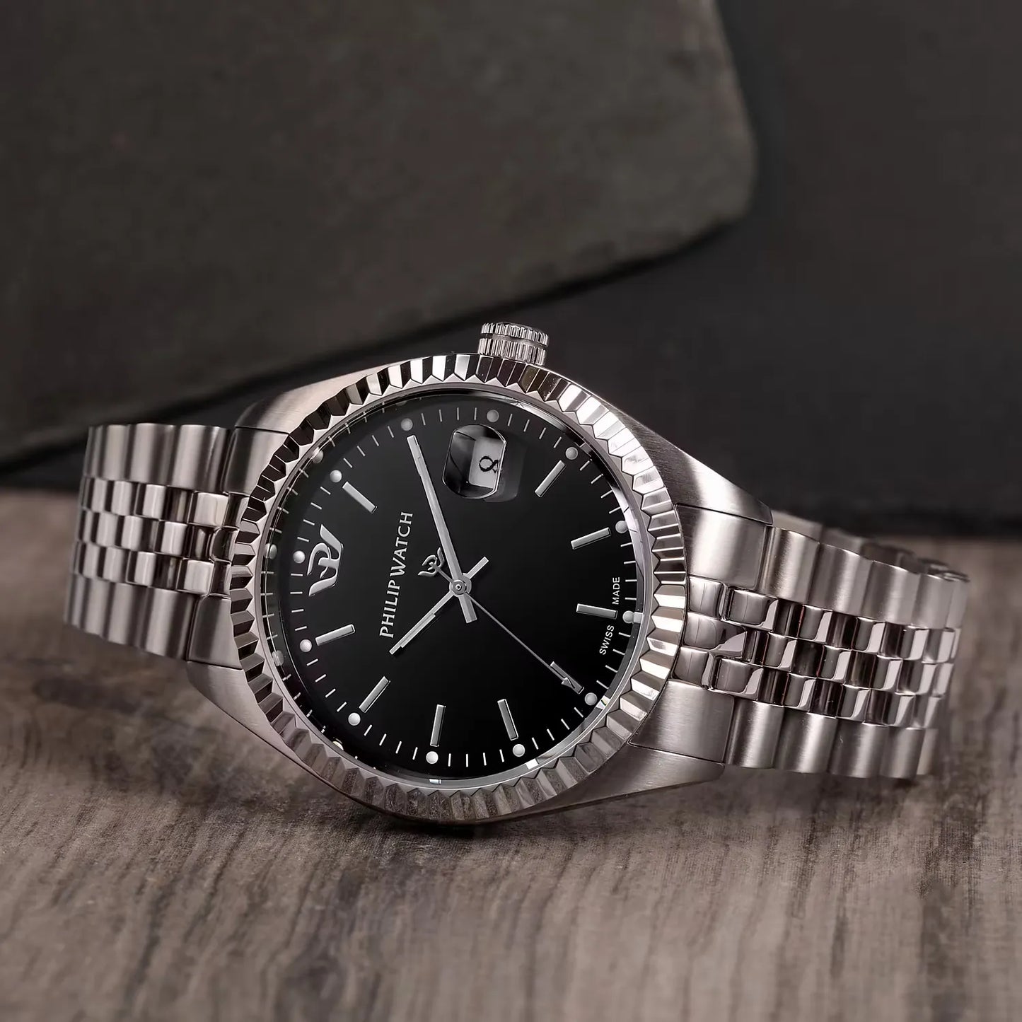 orologio da uomo philip watch con movimento al quarzo eta f06.115 e funzioni di solo tempo con data.
cassa in acciaio inox dal diametro di 39 mm. ghiera zigrinata. quadrante nero