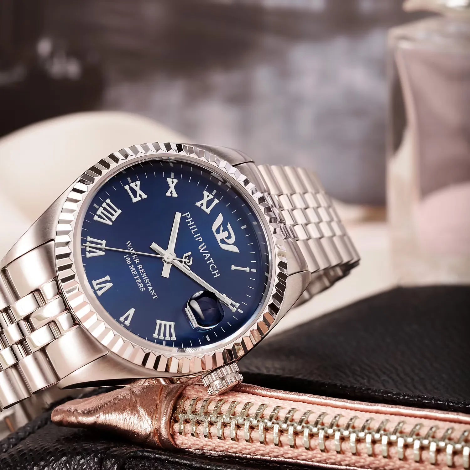 Orologio da donna con movimento al quarzo ETA F05.115 e funzioni di solo tempo con data.
Cassa rotonda in acciaio inox dal diametro di 35 mm. Lunetta zigrinata. Fondello e corona a vite. 