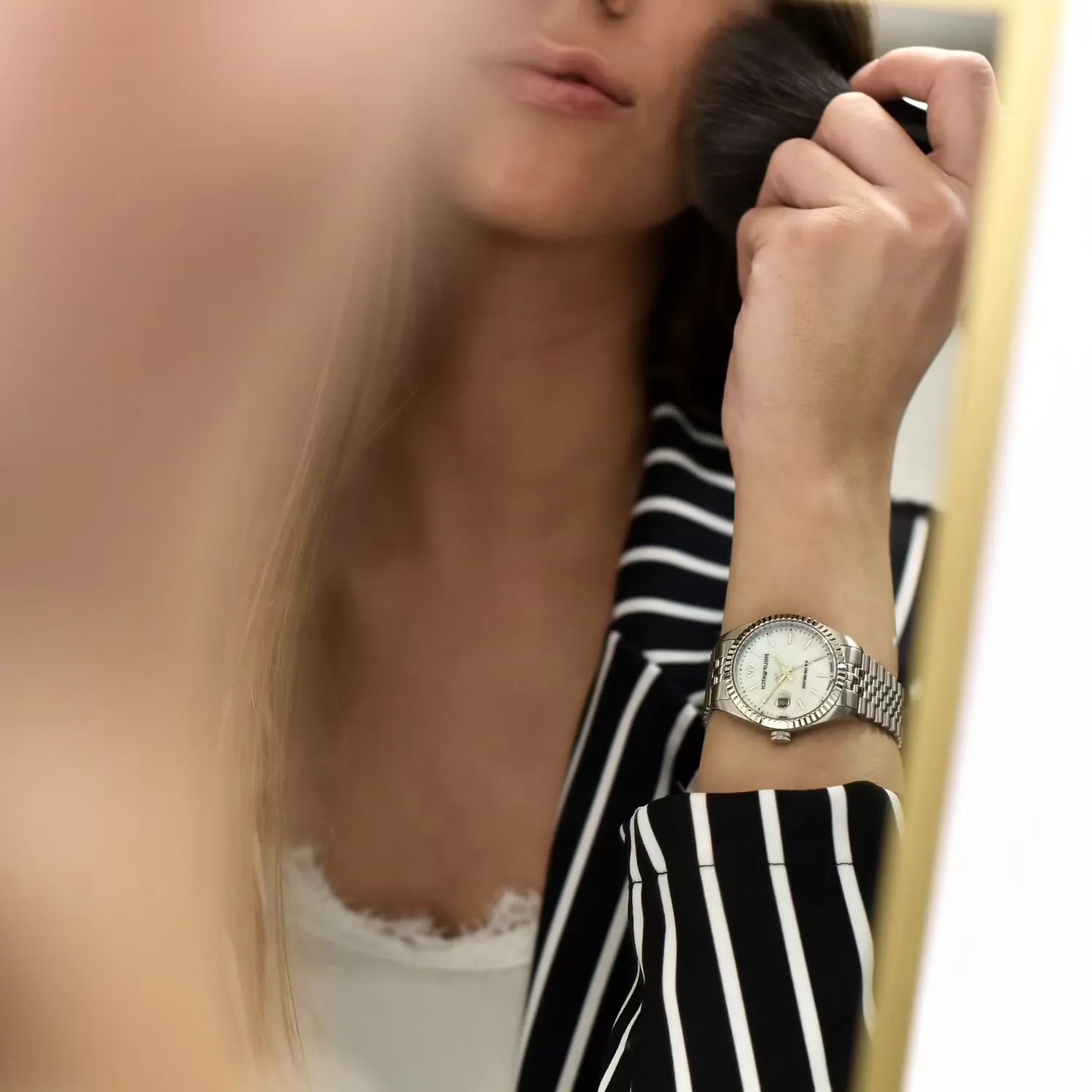 rologio philip watch da donna con movimento al quarzo e funzioni di solo tempo con data.
cassa in acciaio inox dal diametro di 35 mm e spessore di 9,15 mm. ghiera zigrinata.
quadrante analogico in madreperla con indici a bastoni e datario 