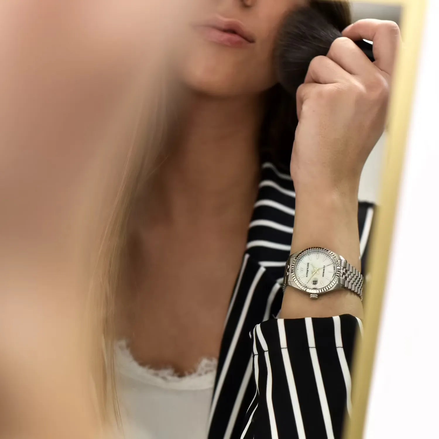 rologio philip watch da donna con movimento al quarzo e funzioni di solo tempo con data.
Cassa in acciaio inox dal diametro di 35 mm e spessore di 9,15 mm. Ghiera zigrinata.
Quadrante analogico in madreperla con indici a bastoni e datario 