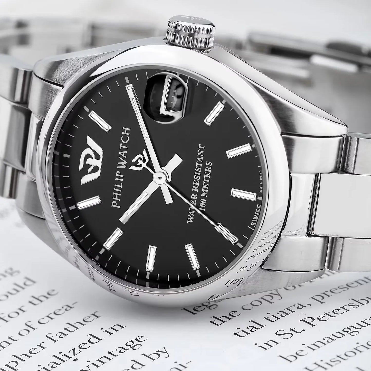 orologio da donna philip watch della collezione caribe. il movimento dell'orologio è al quarzo swiss made con funzione datario. la cassa dell'orologio è realizzata in acciaio, diametro 31 mm. il bracciale è realizzato in acciaio. il quadrante è di colore nero. 