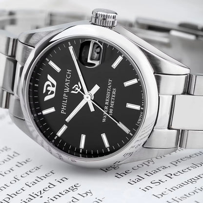 Orologio da donna Philip Watch della collezione Caribe. Il movimento dell'orologio è al quarzo Swiss Made con funzione datario. La cassa dell'orologio è realizzata in acciaio, diametro 31 mm. Il bracciale è realizzato in acciaio. Il quadrante è di colore nero. 