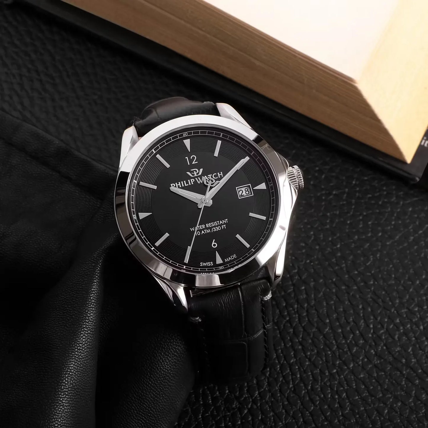 orologio da uomo con movimento al quarzo eta f06.115 e funzioni di solo tempo con data.
cassa in acciaio inox dal diametro di 41 mm. fondello e corona a vite