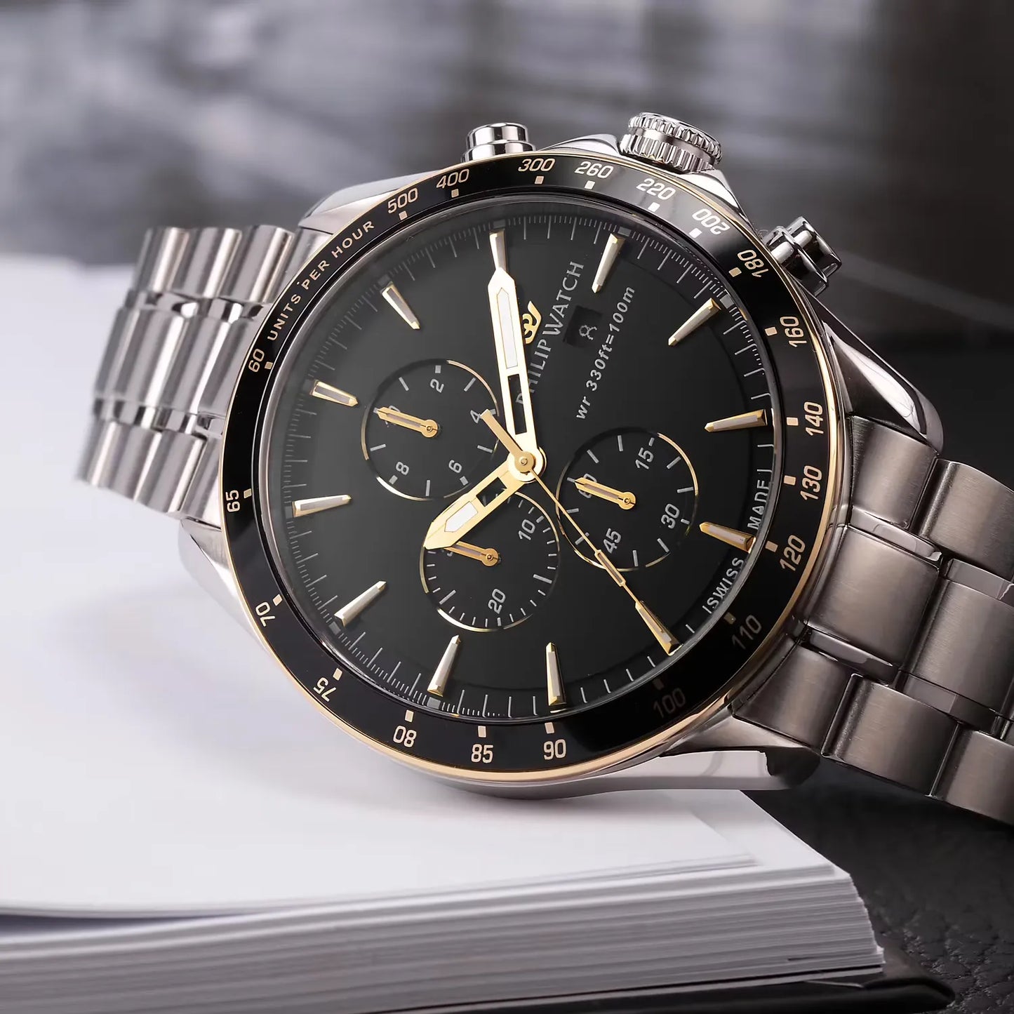 orologio philip watch da uomo con movimento al quarzo ronda 3540 e funzioni di cronografo con data.
cassa in acciaio inox dal diametro di 44 mm. lunetta con finitura dorata.
