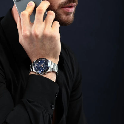 Orologio da uomo Philip Watch con movimento al quarzo RONDA 5040 e funzione di crongorafo con data.
Cassa in acciaio inox dal diametro di 42 mm. Lunetta con inserto in alluminio blu.