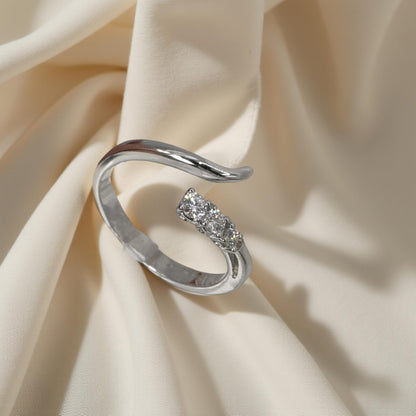 Anello Trilogy in oro bianco 18kt di Meteore Gioielli con Diamanti naturali taglio brillante. La forma a serpente del gambo aggiunge un tocco di originalità.