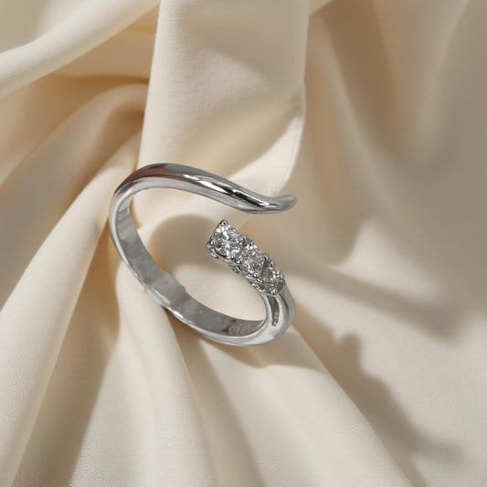 Anello Trilogy in oro bianco 18kt di Meteore Gioielli con Diamanti naturali taglio brillante. La forma a serpente del gambo aggiunge un tocco di originalità.