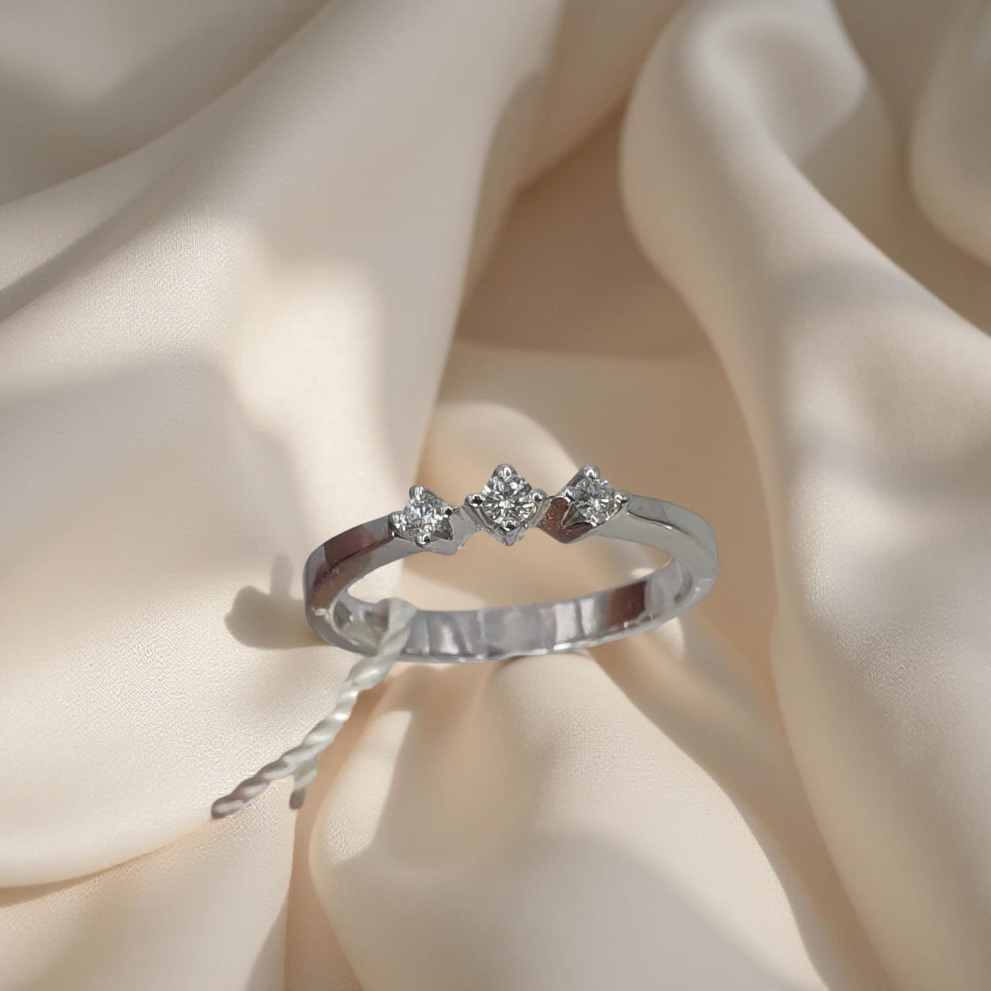 anello trilogy in oro bianco 18kt di meteore gioielli con diamanti naturali taglio brillante diamanti a rombo con il centrale più sollevato rispetto agli altri 
