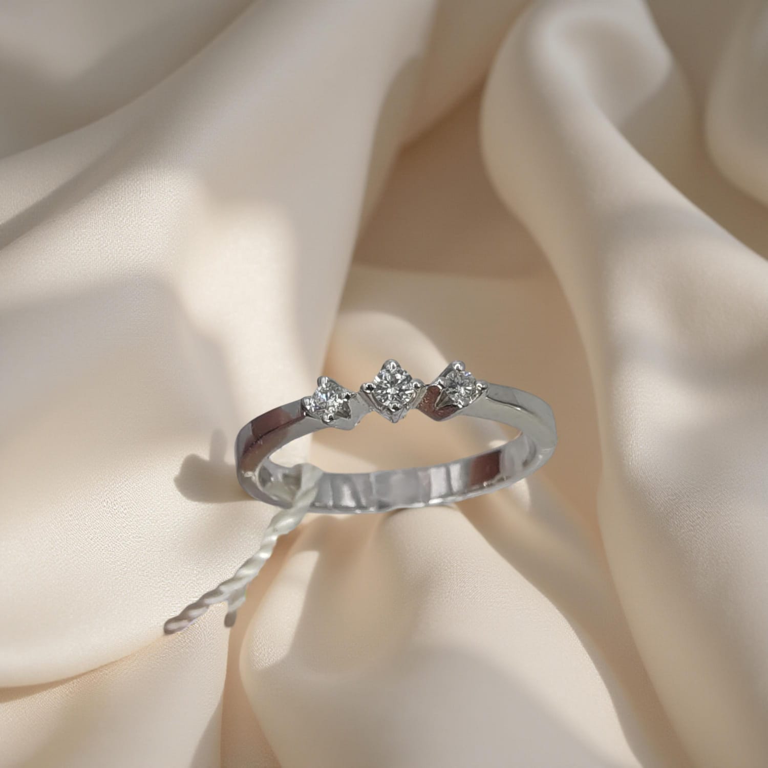 Anello Trilogy in oro bianco 18kt di Meteore Gioielli con Diamanti naturali taglio brillante Diamanti a rombo con il centrale più sollevato rispetto agli altri 
