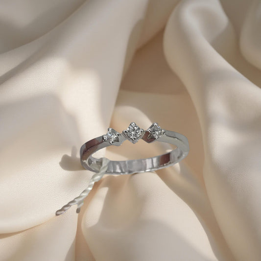 Anello Trilogy in oro bianco 18kt di Meteore Gioielli con Diamanti naturali taglio brillante Diamanti a rombo con il centrale più sollevato rispetto agli altri 