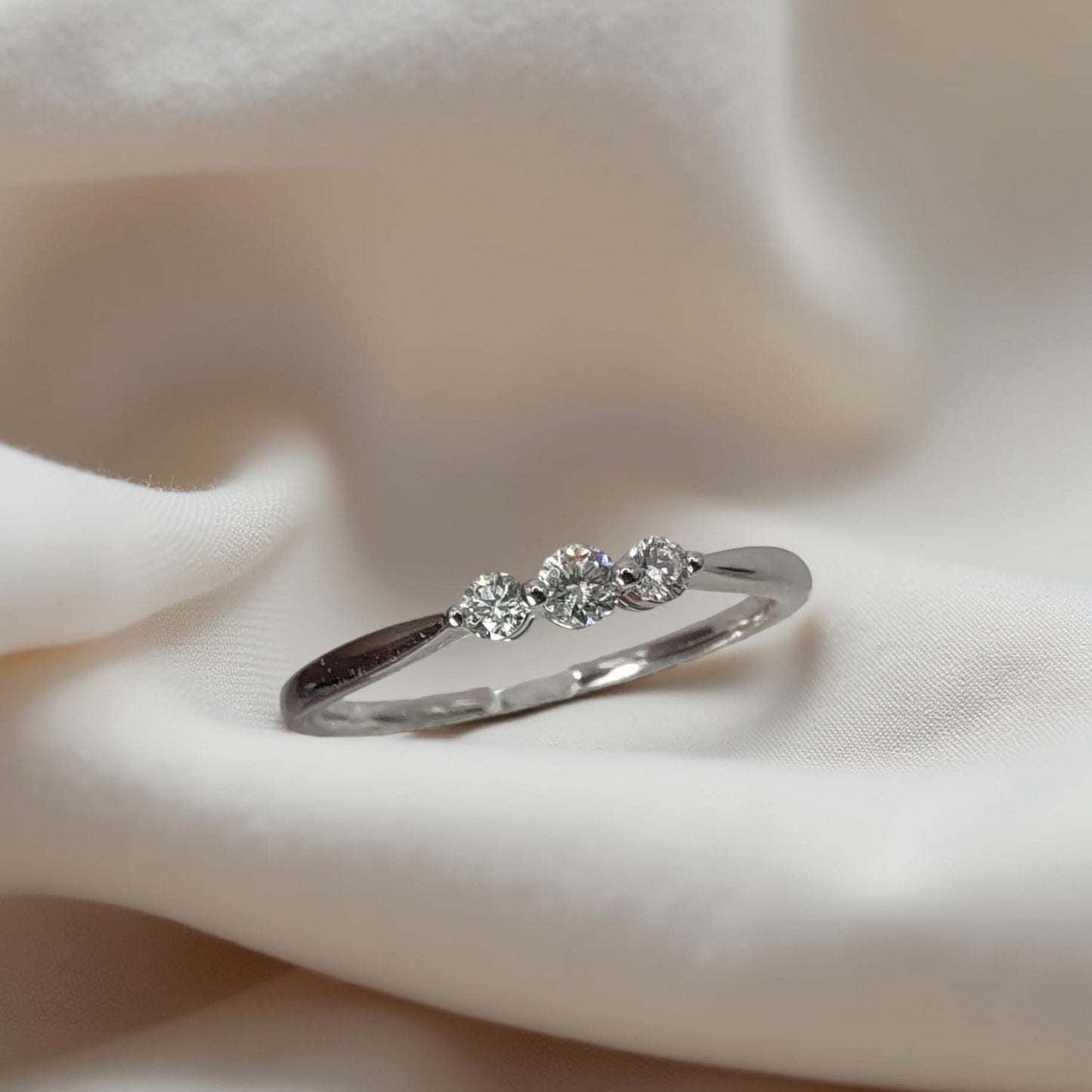 anello trilogy in oro bianco 18kt di meteore gioielli con diamanti naturali taglio brillante diamanti  a giorno con il centrale più grande rispetto agli altri.