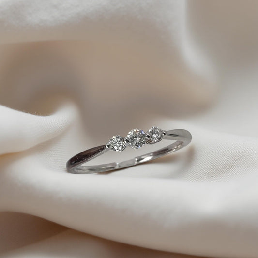 Anello Trilogy in oro bianco 18kt di Meteore Gioielli con Diamanti naturali taglio brillante Diamanti  a giorno con il centrale più grande rispetto agli altri.