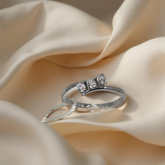 Anello Trilogy in oro bianco 18kt di Meteore Gioielli con Diamanti naturali taglio brillante. Il gambo sfalsato abbraccia i castoni a cestino 