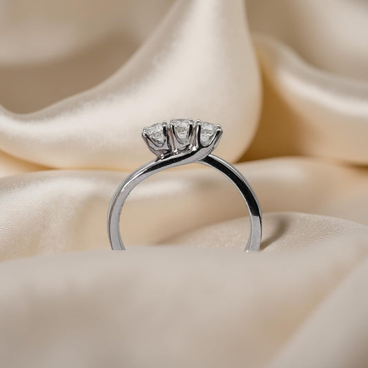 Anello Trilogy in oro bianco 18kt di Mirco Visconti con Diamanti naturali taglio brillante. Il gambo sfalsato abbraccia i castoni che si sviluppano verso l'alto