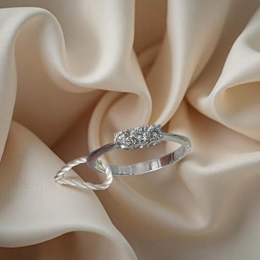 Anello Trilogy in oro bianco 18kt di Meteore Gioielli con Diamanti naturali taglio brillante. Un classico che rappresenta il Passato, il Presente e il Futuro