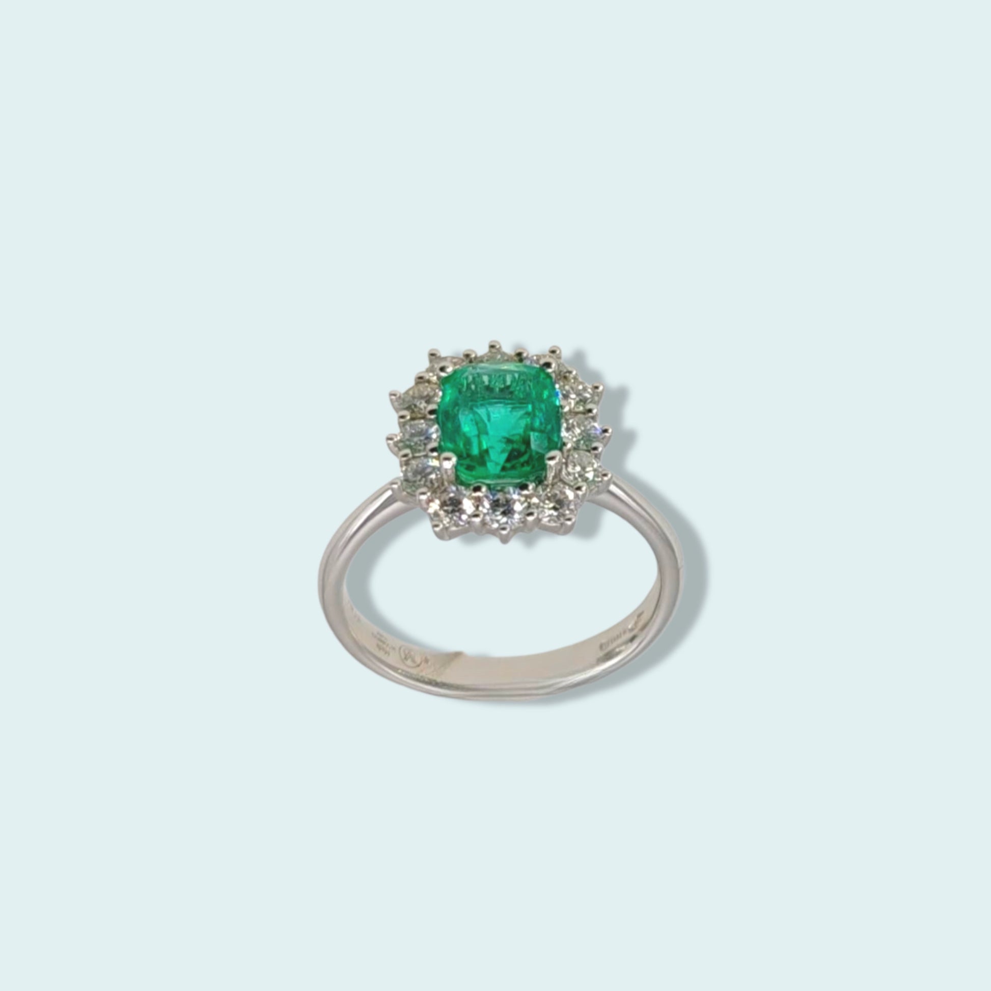 Stupendo anello con smeraldo naturale taglio a cuscino verde vivido di Mirco Visconti impreziosito da diamanti e oro 18 carati