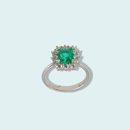 Stupendo anello con smeraldo naturale taglio a cuscino verde vivido di Mirco Visconti impreziosito da diamanti e oro 18 carati