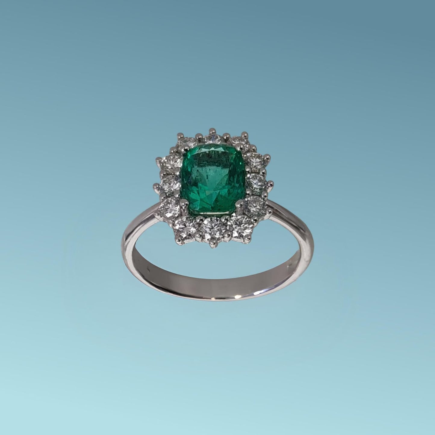 anello in oro bianco 18kt&nbsp; di mirco visconti con smeraldo naturale taglio cuscino e diamanti naturali g/vs. il prezioso taglio a cuscino dello smeraldo e i diamanti naturali donano al gioiello un tocco di lusso. 