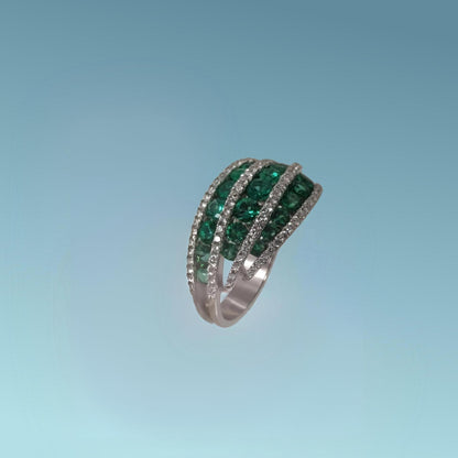 Meraviglioso anello di meteore Gioielli presenta un design a tre file armoniose di smeraldi naturali taglio brillante per un totale di 1.30 carati, incorniciate da quattro file di scintillanti diamanti naturali taglio brillante per un totale di 0.51 carati